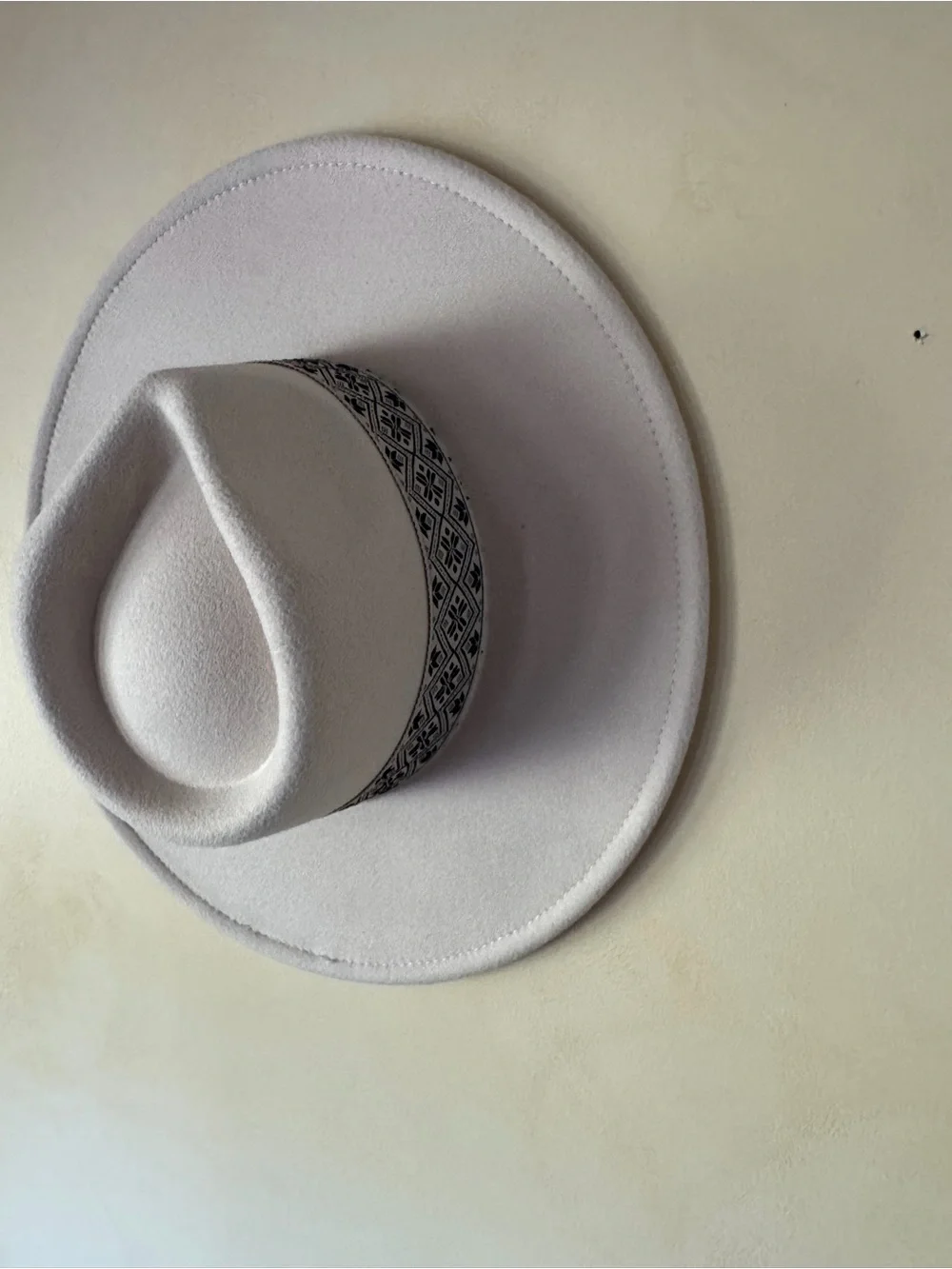 Stylish Women's White Felt Fedora Hat with Patterned Band